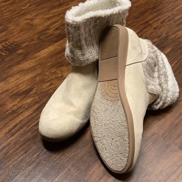 Chic versatile bootie. - Picture 3 of 4